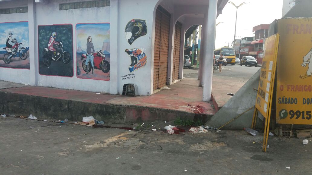 Com tiro na cabeça, jovem é encontrado morto em calçada de Manaus