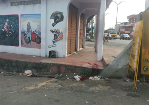 Com tiro na cabeça, jovem é encontrado morto em calçada de Manaus