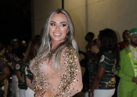 Sem sutiã e com vestido transparente, Juju Salimeni 'desafia' a gravidade durante samba