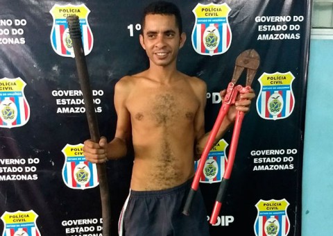  Sorrindo, homem é preso acusado de arrombar loja no Centro de Manaus 