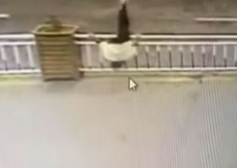  Homem pula grade para atravessar rua e consegue 'façanha' inacreditável