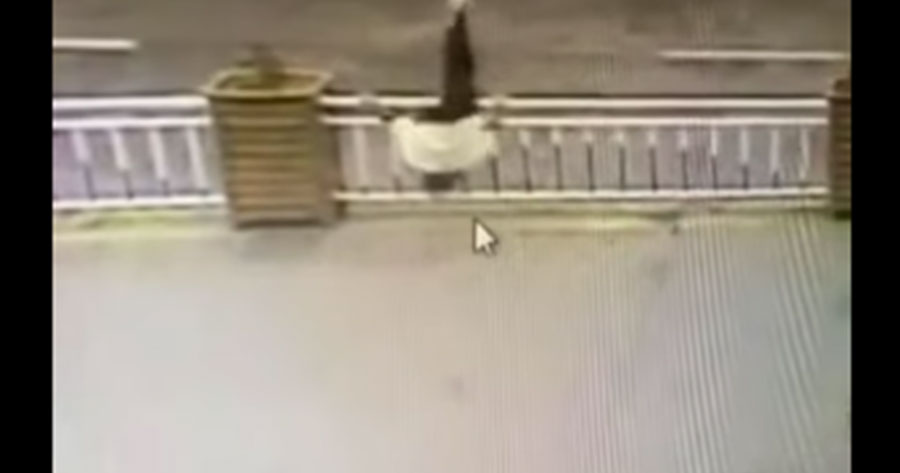  Homem pula grade para atravessar rua e consegue 'façanha' inacreditável