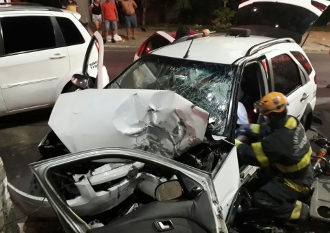 Taxista fica gravemente ferido após colisão na av. Torquato Tapajós