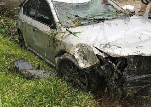 Três pessoas morrem após carro cair dentro de rio