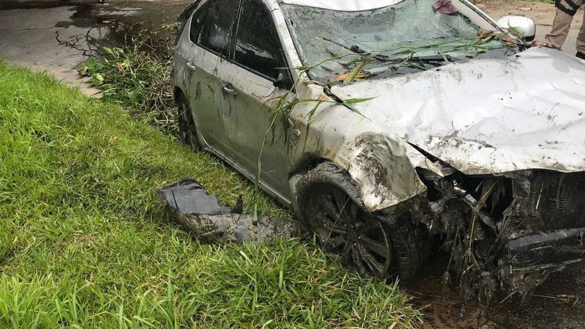 Três pessoas morrem após carro cair dentro de rio