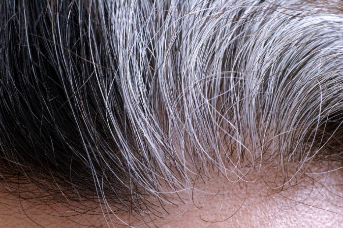 Fique livre dos cabelos brancos de forma natural usando apenas 2 ingredientes