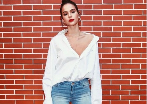 Bruna Marquezine posta selfie e barriga definida chama atenção