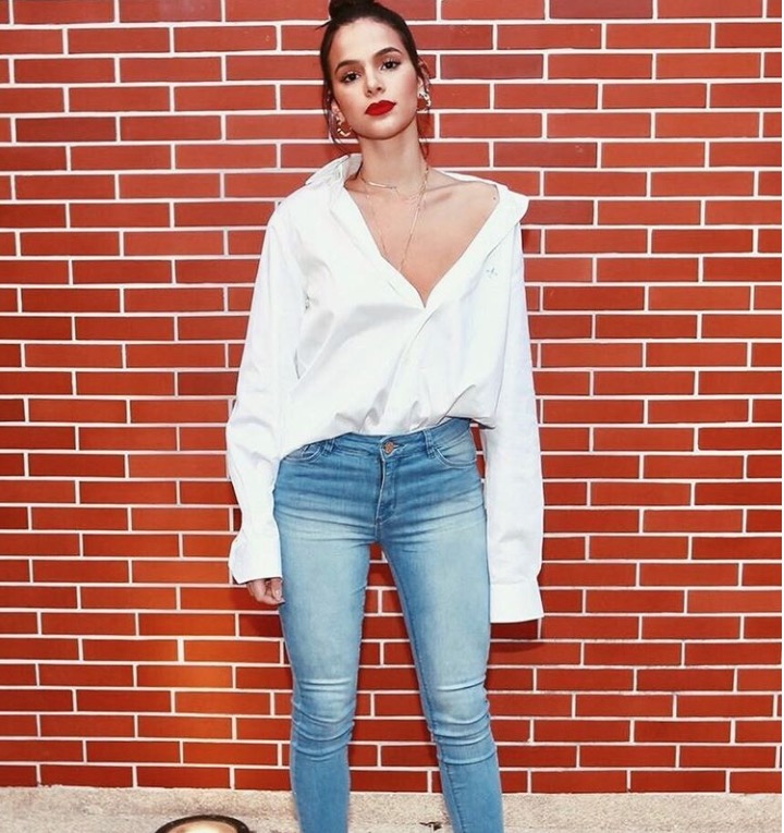 Bruna Marquezine posta selfie e barriga definida chama atenção