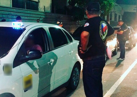 Detran apreende 77 veículos e multa mais de 200 motoristas em blitz