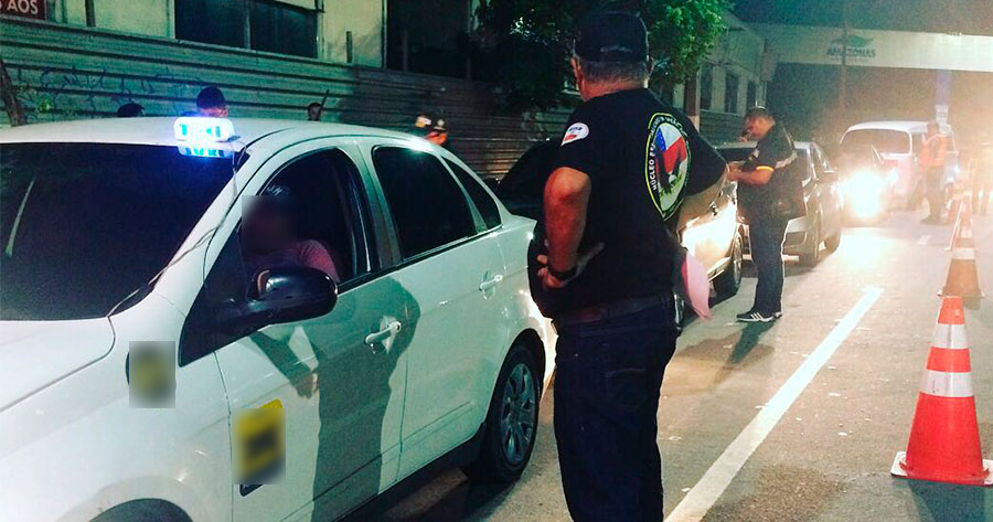 Detran apreende 77 veículos e multa mais de 200 motoristas em blitz