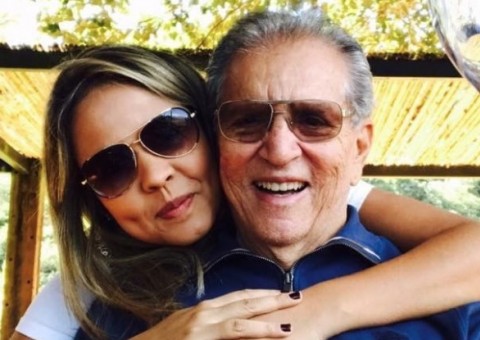 Aos 81, Carlos Alberto de Nóbrega pede namorada 43 anos mais jovem em casamento