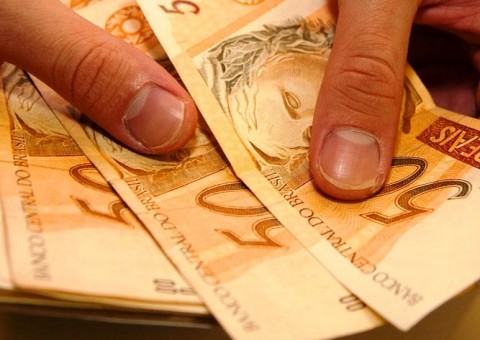 Amazonino revoga decreto e garante pagamento do servidor público dentro do mês trabalhado