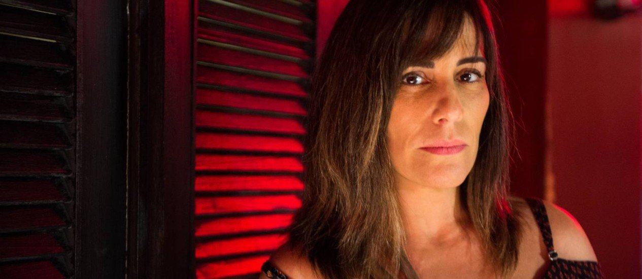 ‘O outro lado do paraíso’: passado de Duda provoca curiosidade no bordel