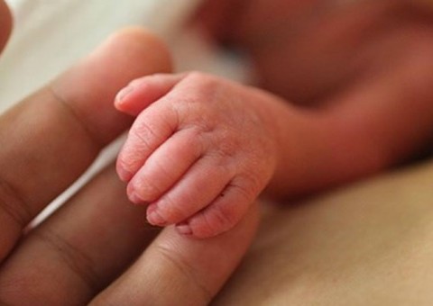  Pais descobrem que filho recém-nascido está vivo a caminho do enterro