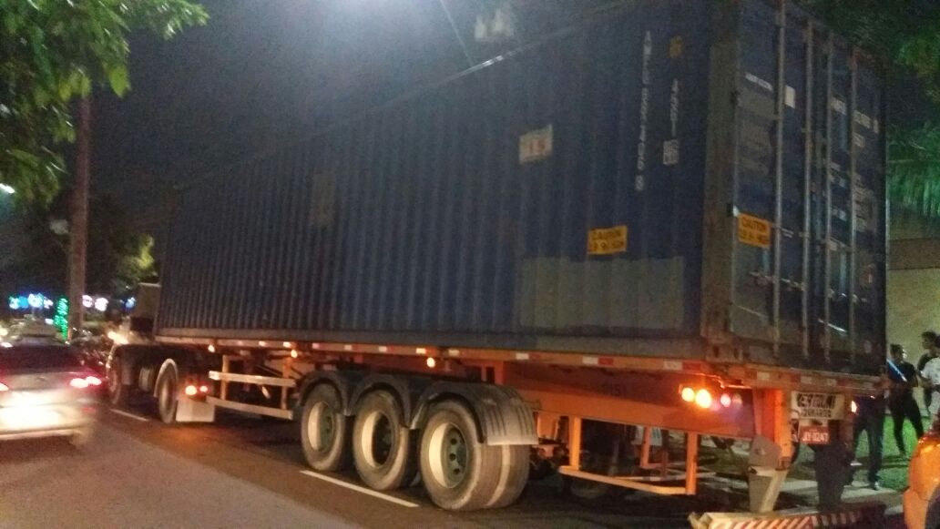 Adolescente morre esmagado por carreta em Manaus