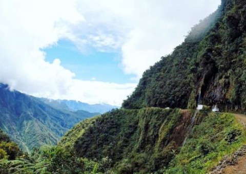 Ciclista cai em precipício da 'estrada mais perigosa do mundo' e algo inacreditável acontece