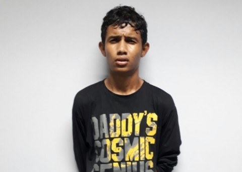 Jovem atira catolé em pátio de delegacia em Manaus e se dá mal