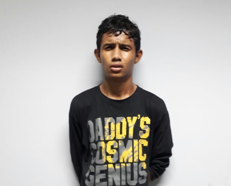 Jovem atira catolé em pátio de delegacia em Manaus e se dá mal