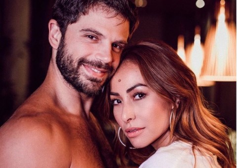 Sabrina Sato se choca após namorado revelar sexo a três