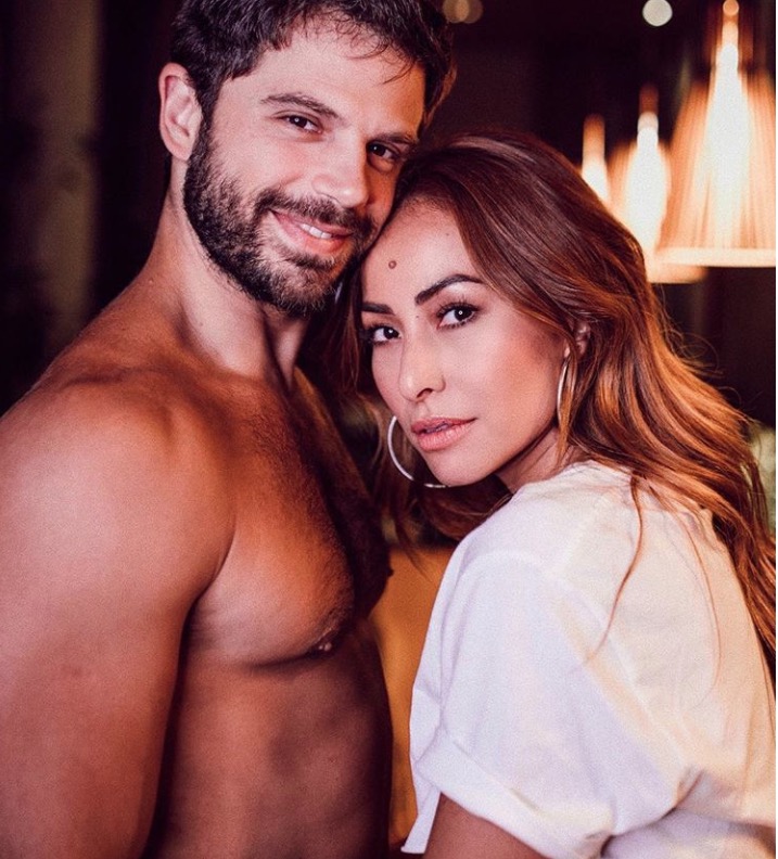 Sabrina Sato se choca após namorado revelar sexo a três