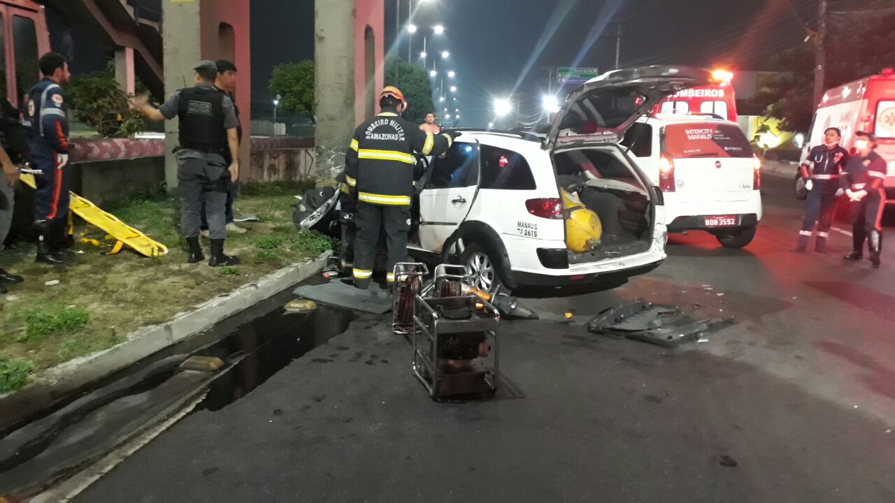 Taxista morre após colidir com passarela em avenida de Manaus