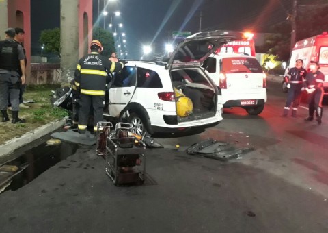 Taxista morre após colidir com passarela em avenida de Manaus