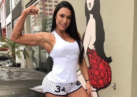 Gracyanne Barbosa mostra como faz para ter bumbum na nuca e choca com treino