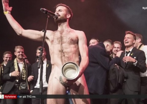 Jogador comemora título e fica peladão em festa