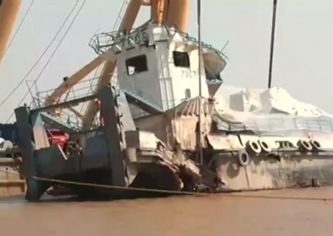 Empurrador que naufragou no Rio Amazonas é içado e busca por vítimas recomeça