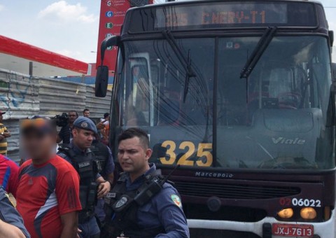 Quatro passageiros são alvejados durante assalto a ônibus em Manaus