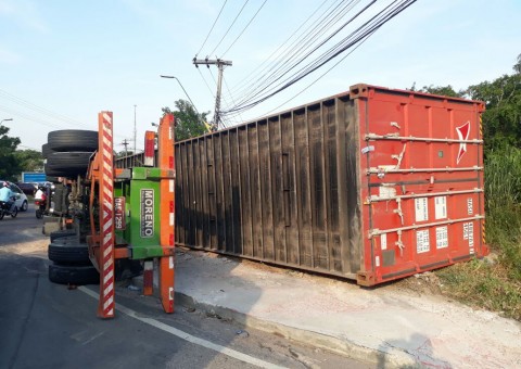 Carreta tomba e causa congestionamento no Distrito Industrial
