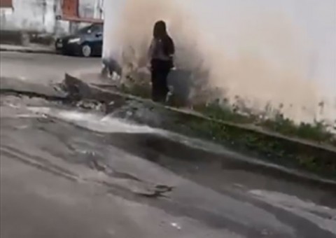 Cano estourado jorra água há 3 dias e 'afunda' rua em Manaus