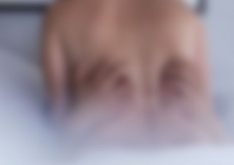  Jovem flagra namorada com amante na cama e o pior acontece