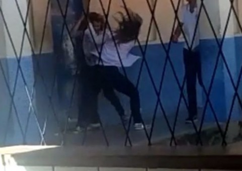 Estudante espanca diretora em corredor de escola após ser repreendida por uniforme