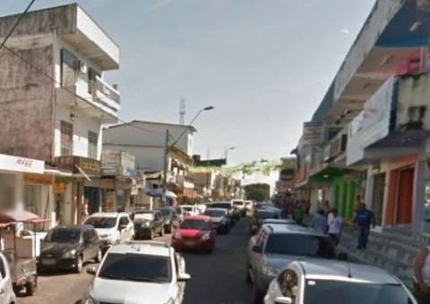 Trecho de rua que afundou é interditado para obra emergencial em Manaus