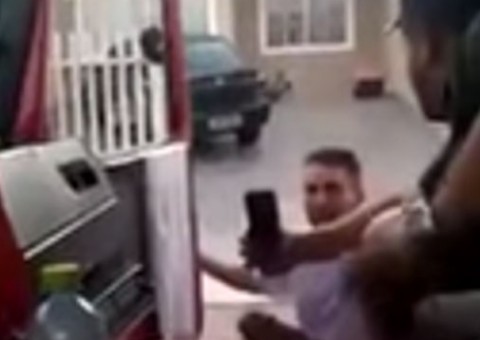 Homens flagram esposa de amigo com amante e mostram tudo para traído