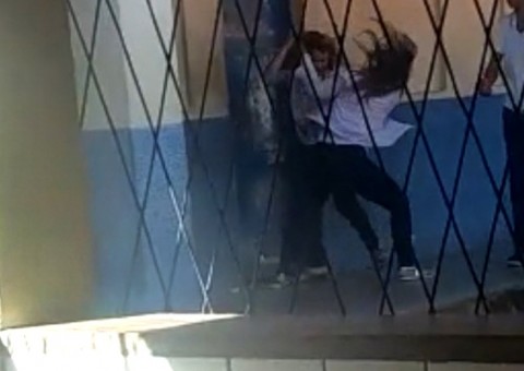 Professora é agredida por aluna após reclamar de uniforme