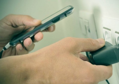 Carregar menos de 100% toda hora estraga o celular? Saiba fazer sua bateria durar mais