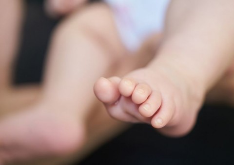 Bebê declarado morto surpreende todos a caminho do funeral