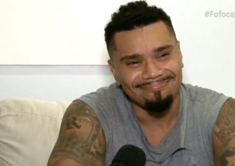 Naldo chora, confirma agressão e diz que ama Mulher Moranguinho