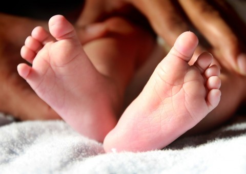 Mãe é presa após matar bebê de 6 meses e esfaquear outra filha