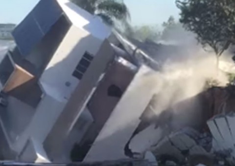  Homem flagra momento que própria casa é ‘engolida’ por buraco