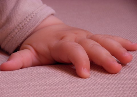 Mãe mata filhos de 5 e 2 anos e depois tenta suicídio