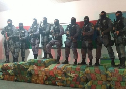 Polícia apreende 1,5 tonelada de drogas escondidas em furo de rio no Amazonas
