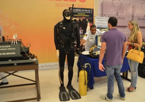 Exposição Dia do Marinheiro movimenta shopping em Manaus
