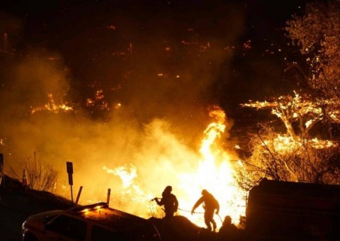 Mais de 200 mil pessoas deixam casas em fuga de incêndios na Califórnia