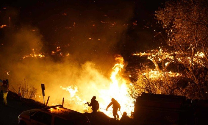 Mais de 200 mil pessoas deixam casas em fuga de incêndios na Califórnia