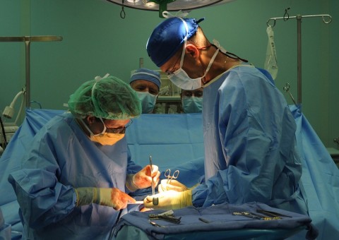  Médico faz prova de espanhol pelo celular durante cirurgia