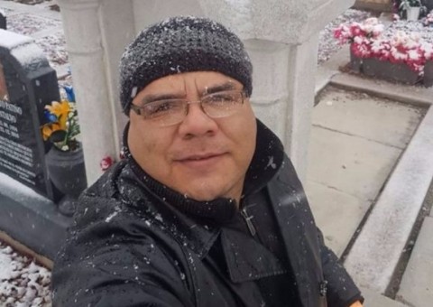 Homem faz um boneco de neve no túmulo da mãe para cumprir promessa