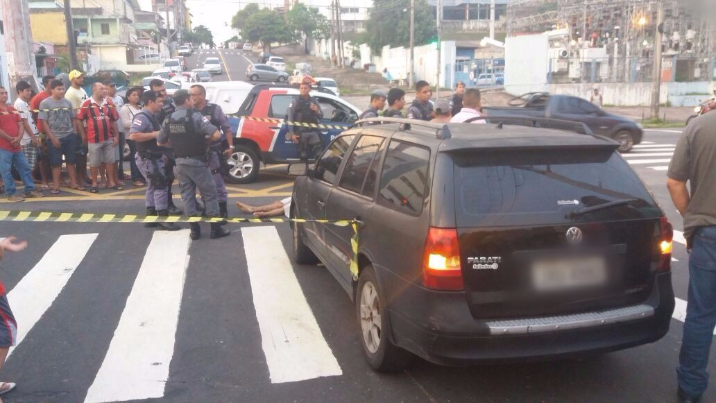 Jovem é executado com três tiros por suposto acerto de contas em avenida de Manaus